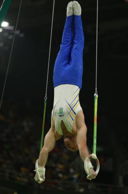 Rio De Janeiro, Brezilya - 15 Ağustos 2016: Erkekler halkaları son Artistik Jimnastik rekabet Rio 2016 Olimpiyatları, jimnastikçi Igor Radivilov Ukrayna yarışıyor