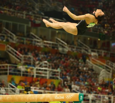 Rio De Janeiro, Brezilya - 15 Ağustos 2016: Artistik jimnastikçi Catalina Ponor Romanya denge aleti kadınlar Artistik Jimnastik Rio 2016 Olimpiyatları üzerinde finalde yarışıyor 