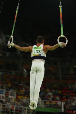 Rio De Janeiro, Brezilya - 15 Ağustos 2016: Erkekler halkaları son Artistik Jimnastik rekabet Rio 2016 Olimpiyatları, jimnastikçi Danny Pinheiro Rodrigues Fransa'nın rekabet