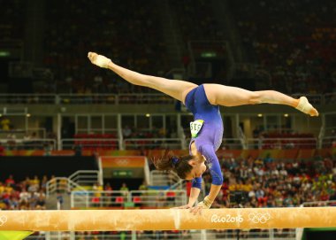 Rio De Janeiro, Brezilya 15 Ağustos 2016: Artistik jimnastikçi Isabela Onyshko Kanada denge aleti kadınlar Artistik Jimnastik Rio 2016 Olimpiyatları üzerinde finalde yarışıyor 