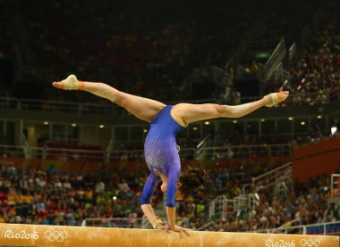 Rio De Janeiro, Brezilya 15 Ağustos 2016: Artistik jimnastikçi Isabela Onyshko Kanada denge aleti kadınlar Artistik Jimnastik Rio 2016 Olimpiyatları üzerinde finalde yarışıyor 