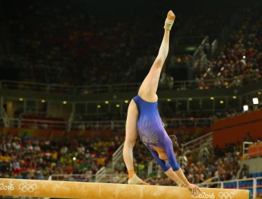 Rio De Janeiro, Brezilya 15 Ağustos 2016: Artistik jimnastikçi Isabela Onyshko Kanada denge aleti kadınlar Artistik Jimnastik Rio 2016 Olimpiyatları üzerinde finalde yarışıyor 