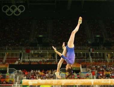 Rio De Janeiro, Brezilya 15 Ağustos 2016: Artistik jimnastikçi Isabela Onyshko Kanada denge aleti kadınlar Artistik Jimnastik Rio 2016 Olimpiyatları üzerinde finalde yarışıyor 