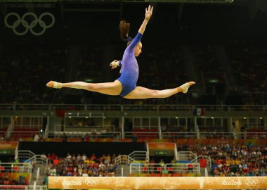 Rio De Janeiro, Brezilya 15 Ağustos 2016: Artistik jimnastikçi Isabela Onyshko Kanada denge aleti kadınlar Artistik Jimnastik Rio 2016 Olimpiyatları üzerinde finalde yarışıyor 