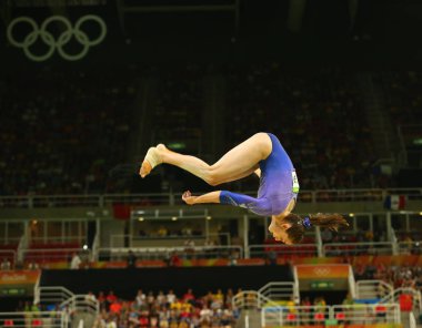 Rio De Janeiro, Brezilya 15 Ağustos 2016: Artistik jimnastikçi Isabela Onyshko Kanada denge aleti kadınlar Artistik Jimnastik Rio 2016 Olimpiyatları üzerinde finalde yarışıyor 