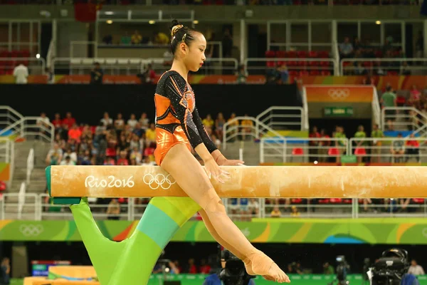ブラジル ジャネイロ 2016 芸術体操ファン中国 Yilin 平均台女子体操リオ 2016 年のオリンピックでの決勝で競う — ストック写真