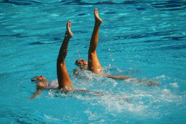 Rio De Janeiro, Brezilya - 15 Ağustos 2016: Senkronize yüzme düet teknik rutin 2016 Olimpiyatları'nda ön yuvarlak sırasında Luisa Borges ve Maria Eduarda Miccuci Brezilya rekabet
