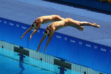 Rio De Janeiro, Brezilya - 15 Ağustos 2016: Senkronize yüzme düet teknik rutin 2016 Yaz Olimpiyatları'nda ön yuvarlak sırasında Karem Achach ve Nuria Diosdado Meksika rekabet