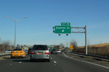Brooklyn, New York - 14 Ocak 2018: Belt Parkway Brooklyn.The kemer sistemi, Brooklyn ve Queens New York şehrinin semtleri çevresinde bir kemer gibi daire şeklinde bağlı Karayolları dizisidir