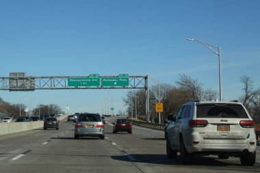 Brooklyn, New York - 14 Ocak 2018: Belt Parkway Brooklyn.The kemer sistemi, Brooklyn ve Queens New York şehrinin semtleri çevresinde bir kemer gibi daire şeklinde bağlı Karayolları dizisidir