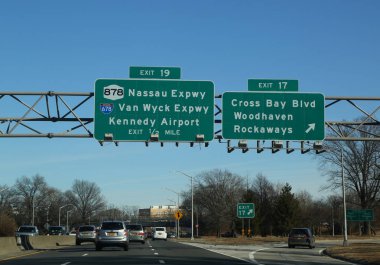 Brooklyn, New York - 14 Ocak 2018: Belt Parkway Brooklyn.The kemer sistemi, Brooklyn ve Queens New York şehrinin semtleri çevresinde bir kemer gibi daire şeklinde bağlı Karayolları dizisidir