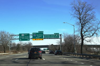 Brooklyn, New York - 14 Ocak 2018: Belt Parkway Brooklyn.The kemer sistemi, Brooklyn ve Queens New York şehrinin semtleri çevresinde bir kemer gibi daire şeklinde bağlı Karayolları dizisidir