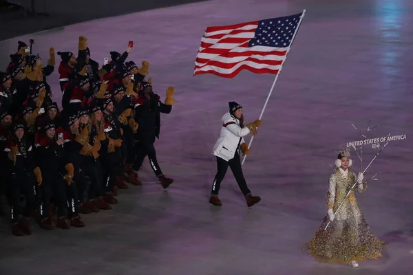 ピョンチャン 2018 オリンピック チャンピオン オリンピック チーム Usa 2018 平昌オリンピックの開会式を主要な米国旗を運ぶエリン ハムリン — ストック写真