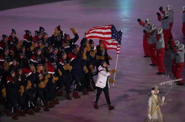 ピョンチャン 2018 オリンピック チャンピオン オリンピック チーム Usa 2018 平昌オリンピックの開会式を主要な米国旗を運ぶエリン ハムリン — ストック写真