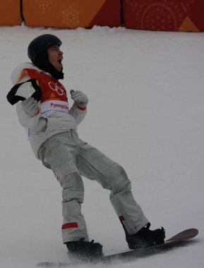 Pyeongchang, Güney Kore 14 Şubat 2018: Olimpiyat Şampiyonu Shaun White erkekler snowboard halfpipe 2018 Kış Olimpiyatları Pyeongchang, Güney Kore nihai zafer kutluyor.