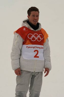 Pyeongchang, Güney Kore 14 Şubat 2018: Olimpiyat Şampiyonu Shaun White erkekler snowboard halfpipe 2018 Kış Olimpiyatları Pyeongchang, Güney Kore nihai zafer kutluyor.