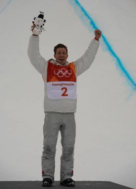 Pyeongchang, Güney Kore 14 Şubat 2018: Olimpiyat Şampiyonu Shaun White erkekler snowboard halfpipe 2018 Kış Olimpiyatları Pyeongchang, Güney Kore nihai zafer kutluyor.