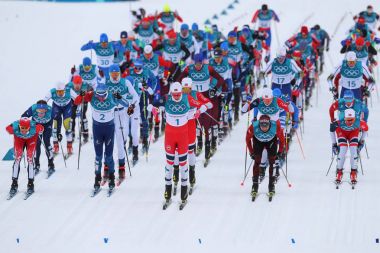 Pyeongchang, Güney Kore - 11 Şubat 2018: kitle başlangıç erkekler 15 km + 15 km Skiathlon Alpensia çapraz ülke merkezinde 2018 Kış Olimpiyatları