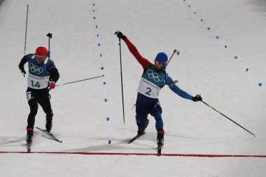 Pyeongchang, Güney Kore 18 Şubat 2018: Olimpiyat Şampiyonu Martin Fourcade France (R), Almanya için Simon 2018 Kış Olimpiyatları'nda biatlon erkekler 15 km toplu çıkış kazanmak için Schempp kenarlı.