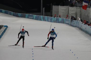 Pyeongchang, Güney Kore 18 Şubat 2018: Olimpiyat Şampiyonu Martin Fourcade France (R), Almanya için Simon 2018 Kış Olimpiyatları'nda biatlon erkekler 15 km toplu çıkış kazanmak için Schempp kenarlı.