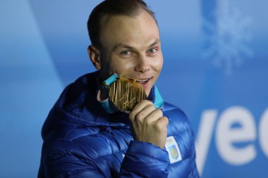Pyeongchang, Güney Kore 19 Şubat 2018: Olimpiyat Şampiyonu Ukrayna Oleksandr Abramenko erkekler antenler serbest stil Kayak zafer Madalyası Plaza kutluyor.
