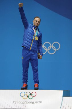 Pyeongchang, Güney Kore 19 Şubat 2018: Olimpiyat Şampiyonu Ukrayna Oleksandr Abramenko erkekler antenler serbest stil Kayak zafer Madalyası Plaza kutluyor.