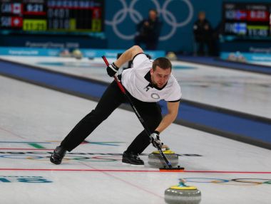 Tarihleri, Güney Kore - 10 Şubat 2018: Aleksandr Krushelnitskii Rusya'dan olimpik sporcunun karışık çiftler hepsini bir kez deneme kıvırma maçında 2018 Kış Olimpiyatları'nda yarışmaktadır 