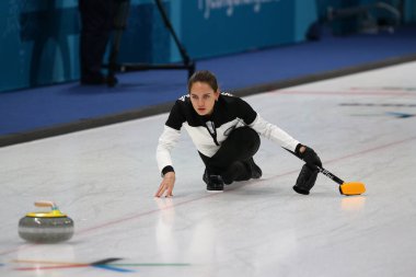 Tarihleri, Güney Kore - 10 Şubat 2018: Anastasia Bryzgalova Rusya'dan olimpik sporcunun karışık çiftler hepsini bir kez deneme kıvırma maçında 2018 Kış Olimpiyatları'nda yarışmaktadır 
