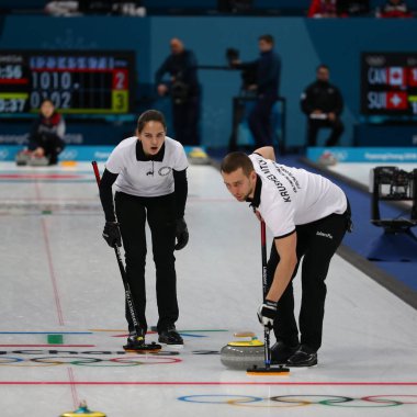 Tarihleri, Güney Kore - 10 Şubat 2018: 2018 Olimpiyatları'nda karışık çiftler hepsini bir kez deneme kıvırma maçta Aleksandr Krushelnitskii ve Anastasia Bryzgalova Rusya'dan olimpik sporcunun rekabet 