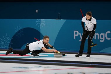Tarihleri, Güney Kore - 10 Şubat 2018: 2018 Olimpiyatları'nda karışık çiftler hepsini bir kez deneme kıvırma maçta Aleksandr Krushelnitskii ve Anastasia Bryzgalova Rusya'dan olimpik sporcunun rekabet 