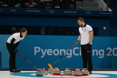 Tarihleri, Güney Kore - 10 Şubat 2018: 2018 Olimpiyatları'nda karışık çiftler hepsini bir kez deneme kıvırma maçta Aleksandr Krushelnitskii ve Anastasia Bryzgalova Rusya'dan olimpik sporcunun rekabet 