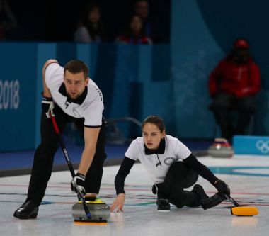 Tarihleri, Güney Kore - 10 Şubat 2018: 2018 Olimpiyatları'nda karışık çiftler hepsini bir kez deneme kıvırma maçta Aleksandr Krushelnitskii ve Anastasia Bryzgalova Rusya'dan olimpik sporcunun rekabet 