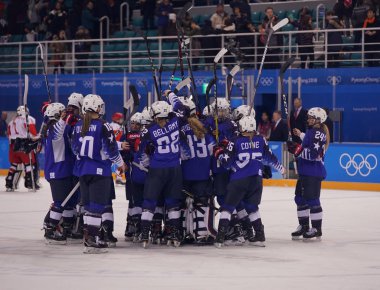 Kwandong, Güney Kore - 13 Şubat 2018: Olimpiyat Şampiyonu Team Usa kadın buz hokeyi oyun turunda ön sırasında takım olimpik atlet Rusya'dan karşı zafer kutluyor  