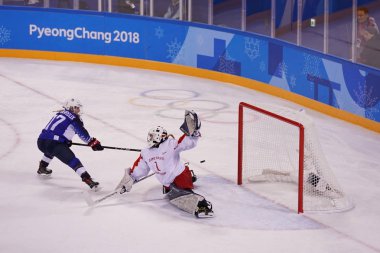 Kwandong, Güney Kore - 13 Şubat 2018: Olimpiyat Şampiyonu Joselyne Lamoureux - kadın buz hokeyi oyun turunda ön sırasında takım olimpik atlet Rusya'dan karşı takım Davidson ABD puanları 