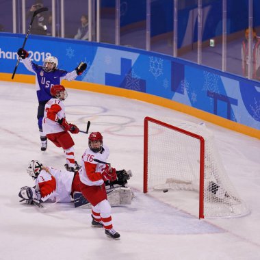 Kwandong, Güney Kore - 13 Şubat 2018: Olimpiyat Şampiyonu Team Usa puanları takım olimpik atlet Rusya'dan karşı kadın buz hokeyi oyun turunda ön sırasında 