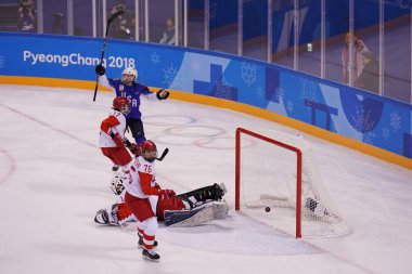 Kwandong, Güney Kore - 13 Şubat 2018: Olimpiyat Şampiyonu Joselyne Lamoureux - kadın buz hokeyi oyun turunda ön sırasında takım olimpik atlet Rusya'dan karşı takım Davidson ABD puanları 