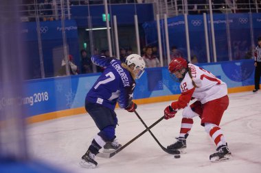 Kwandong, Güney Kore - 13 Şubat 2018: Olimpiyat Şampiyonu Team Usa sırasında kadın buz hokeyi oyun turunda ön takım olimpik atlet Rusya'dan karşı eylem 