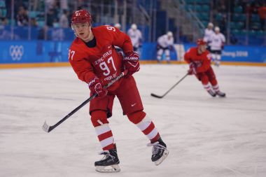 Nin Gangneung, Güney Kore - 17 Şubat 2018: Olimpiyat Şampiyonu Nikita Gusev Rusya takımı Olimpiyat sporcu takım ABD Erkekler Buz hokeyi oyun turunda ön karşı eylem 