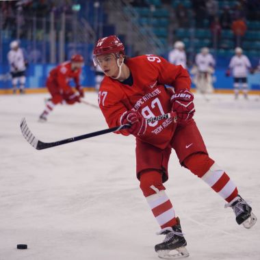 Nin Gangneung, Güney Kore - 17 Şubat 2018: Olimpiyat Şampiyonu Nikita Gusev Rusya takımı Olimpiyat sporcu takım ABD Erkekler Buz hokeyi oyun turunda ön karşı eylem 