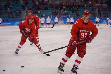 Nin Gangneung, Güney Kore - 17 Şubat 2018: Olimpiyat Şampiyonu Nikita Gusev Rusya takımı Olimpiyat sporcu takım ABD Erkekler Buz hokeyi oyun turunda ilk önce ısınma sırasında 