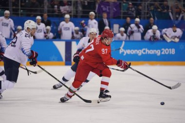 Nin Gangneung, Güney Kore - 17 Şubat 2018: Olimpiyat Şampiyonu Nikita Gusev Rusya takımı Olimpiyat sporcu takım ABD Erkekler Buz hokeyi oyun turunda ön karşı eylem 