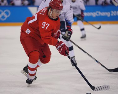Nin Gangneung, Güney Kore - 17 Şubat 2018: Olimpiyat Şampiyonu Nikita Gusev Rusya takımı Olimpiyat sporcu takım ABD Erkekler Buz hokeyi oyun turunda ön karşı eylem 
