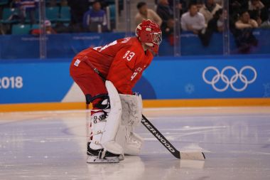 Tarihleri, Güney Kore - 17 Şubat 2018: Olimpiyat Şampiyonu ve kaleci Vasili Koshechkin Rusya takımı Olimpiyat sporcu takım ABD Erkekler Buz hokeyi ön karşı eylem oyun yuvarlak 