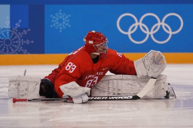 Tarihleri, Güney Kore - 17 Şubat 2018: Olimpiyat Şampiyonu ve kaleci Vasili Koshechkin takım Olimpiyat sporcu takım ABD Erkekler Buz hokeyi ön önce ısınmak Rusya'dan yuvarlak oyun 