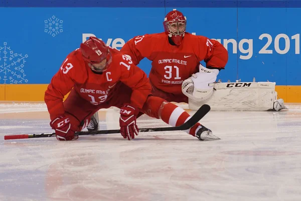 南朝鮮 2018 パーヴェル Datsyuk とロシアの予備のチーム アメリカ男子アイス ホッケーの前にウォーム アップからオリンピック選手をチームのイリヤ ソローキンのオリンピック チャンピオンの試合します — ストック写真