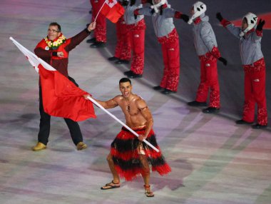 Pyeongchang, Güney Kore 9 Şubat 2018: Tonga bayrak taşıyıcı pide Taufatofua Pyeongchang 2018 Kış Olimpiyatları açılış töreni sırasında 