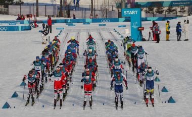 Pyeongchang, Güney Kore - 10 Şubat 2018: kitle başlangıç bayanlar 7.5 km + 7.5 km Skiathlon Alpensia çapraz ülke merkezinde 2018 Kış Olimpiyatları