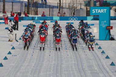 Pyeongchang, Güney Kore - 10 Şubat 2018: kitle başlangıç bayanlar 7.5 km + 7.5 km Skiathlon Alpensia çapraz ülke merkezinde 2018 Kış Olimpiyatları