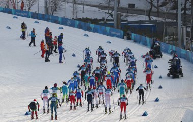 Pyeongchang, Güney Kore - 10 Şubat 2018: kitle başlangıç bayanlar 7.5 km + 7.5 km Skiathlon Alpensia çapraz ülke merkezinde 2018 Kış Olimpiyatları