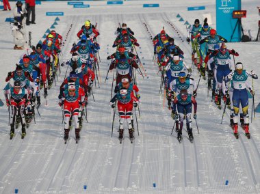 Pyeongchang, Güney Kore - 10 Şubat 2018: kitle başlangıç bayanlar 7.5 km + 7.5 km Skiathlon Alpensia çapraz ülke merkezinde 2018 Kış Olimpiyatları